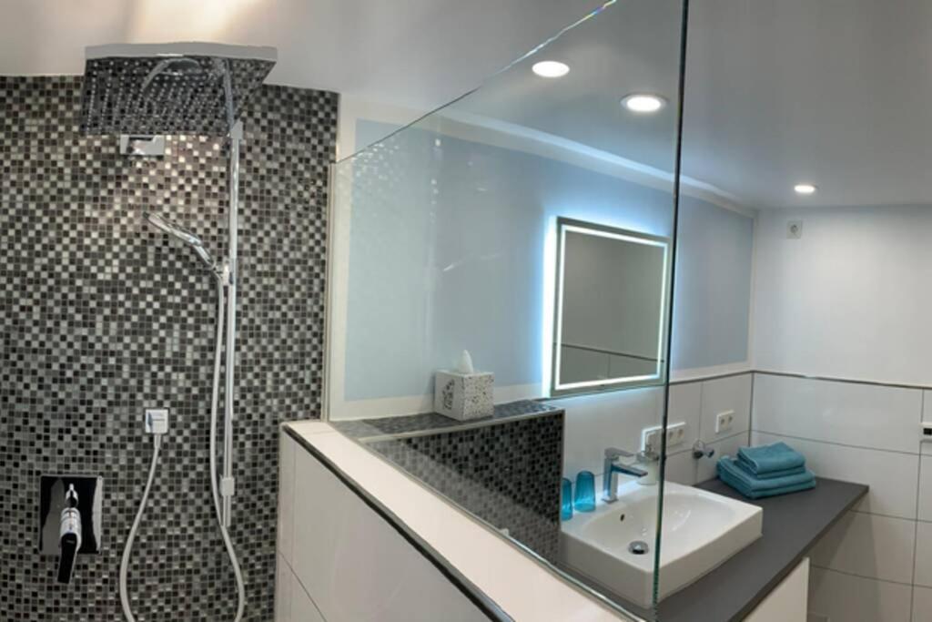 Modern Business Apartment: Central Bonn with Parking Exterior photo