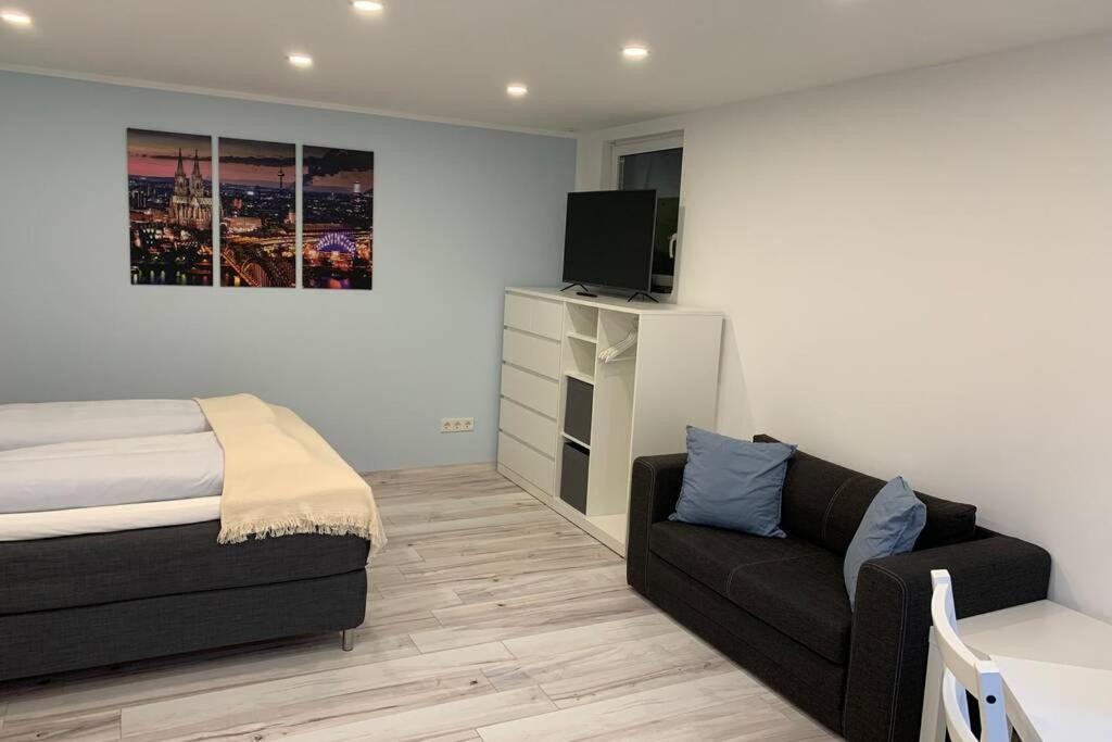 Modern Business Apartment: Central Bonn with Parking Exterior photo