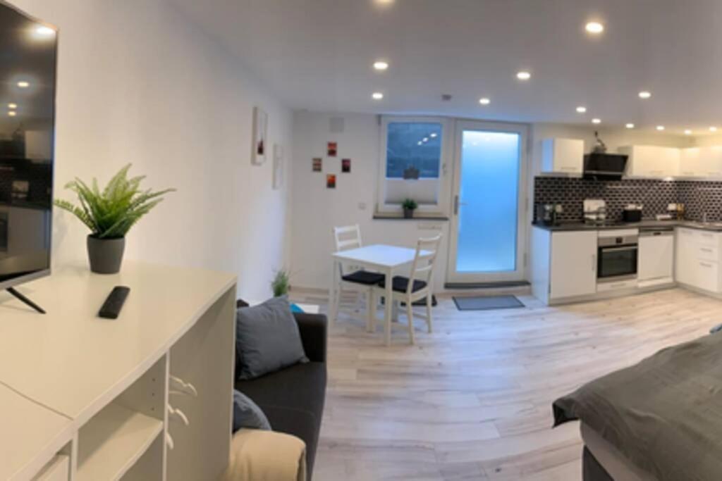 Modern Business Apartment: Central Bonn with Parking Exterior photo