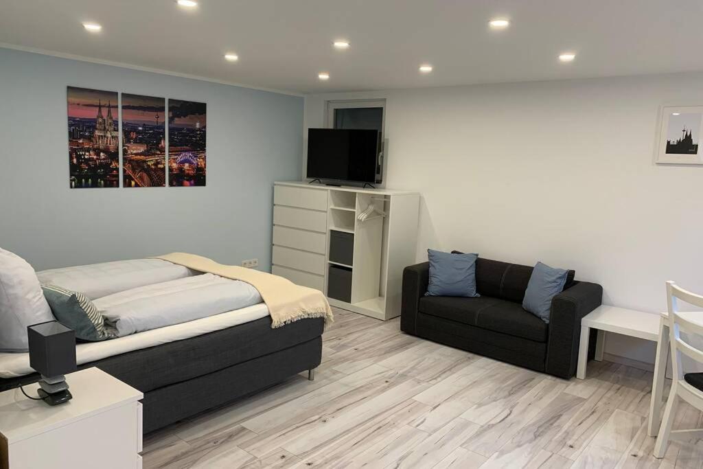 Modern Business Apartment: Central Bonn with Parking Exterior photo